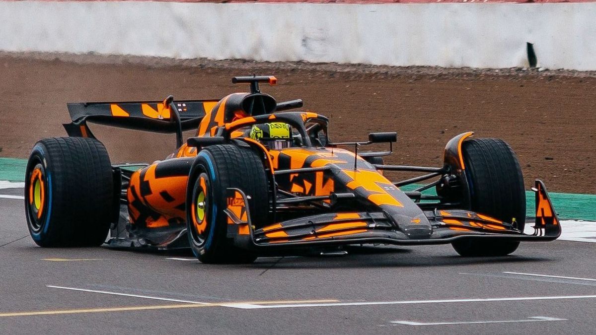 Lando Norris bei den ersten Metern mit dem neuen McLaren MCL39 in Silverstone