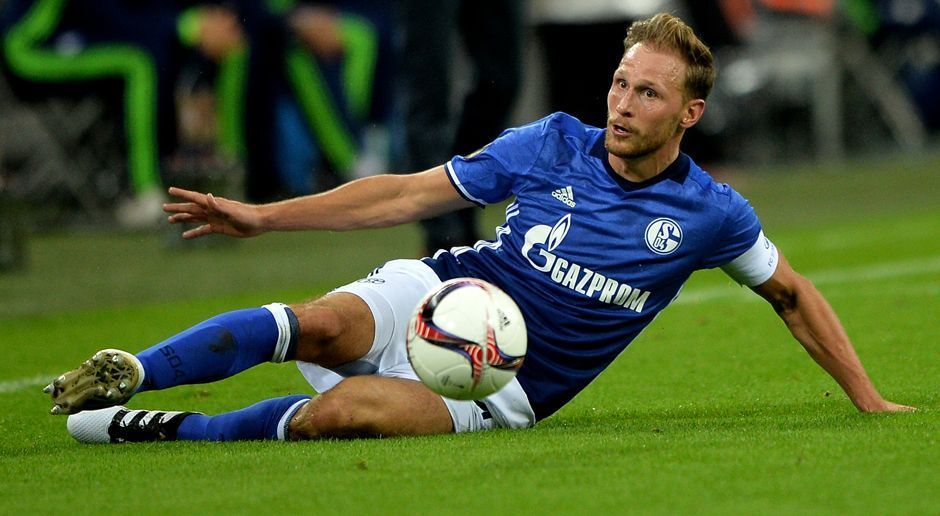 
                <strong>Benedikt Höwedes</strong><br>
                Abwehr: Benedikt Höwedes - FC Schalke 04, 9 Jahre. Einmal königsblau, immer königsblau - so könnte das Motto des Innenverteidigers lauten. Seit 2007 gehört er zum Profi-Kader, seit 2001 ist er aber schon im Verein. Auch in der Krise steht Höwedes hinter seinem Team und führt die Schalker als Kapitän an. 
              