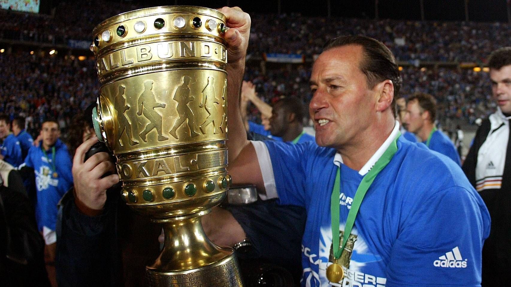 <strong>Huub Stevens (Schalke 04)</strong><br>Der Niederländer verabschiedete sich angemessen. Am Ende der Saison wurde Schalke Fünfter und holte sogar den DFB-Pokal.