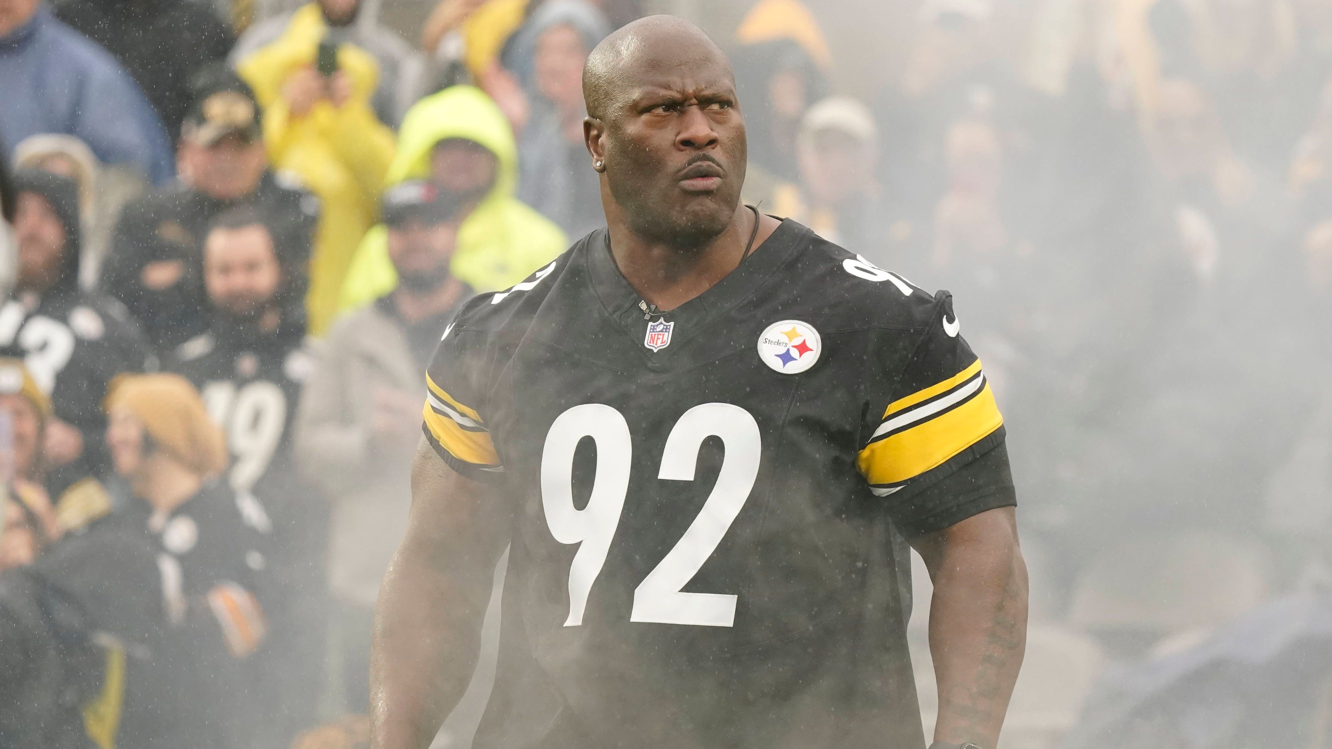 <strong>Rang 10: James Harrison (Linebacker - Steelers, Patriots)</strong><br>Platz zehn geht an den Linebacker, der vor allem in seiner Blütezeit eine einschüchternde Wirkung hatte. 2010 wurde er wegen seines brutalen Tacklings gegen den damaligen Browns-Receiver Mohamed Massaquoi mit einer Geldstrafe in Höhe von 75.000 US-Dollar belegt. Finanzielle Einbußen nach harten Tacklings waren für ihn keine Seltenheit. Als Undrafted Rookie begann er seine Karriere, in der er fünfmal in den Pro Bowl gewählt und sogar als Defensive Player of the Year ausgezeichnet wurde.