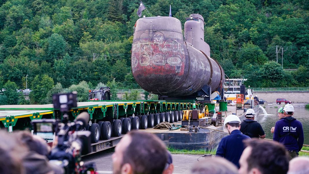 Das ausgemusterte U-Boot auf dem Weg ins Technik Museum