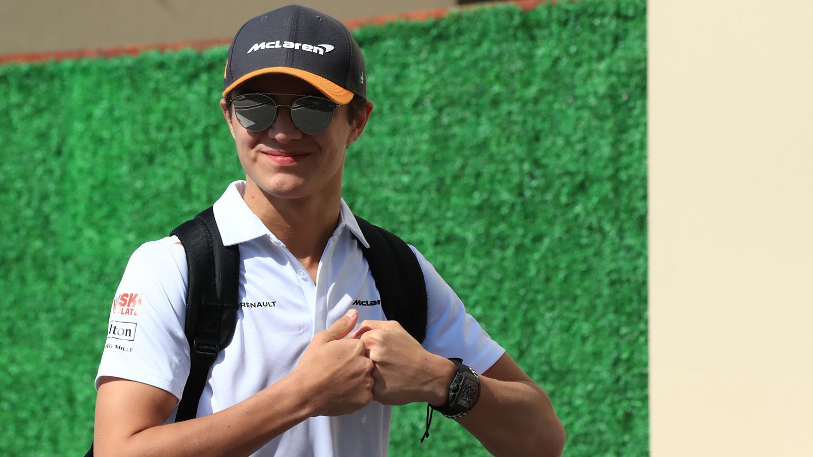 
                <strong>Lando Norris </strong><br>
                Der Brite Lando Norris von McLaren ist zweifelsohne der talentierteste Rennfahrer dieser Galerie. Gleichwohl wäre er ohne das Geld seiner Familie vielleicht nie in der Formel 1 gelandet. Sein Vater Adam verdiente mit privaten Rentenversicherungen viel Geld. Er ist zwar kein Milliardär, aber dafür Multi-Millionär. Sein Vermögen: rund 150 Millionen Euro. Das Geld investierte er in verschiedene Startups und (vor allem) in die Karriere seines Sohnes.
              