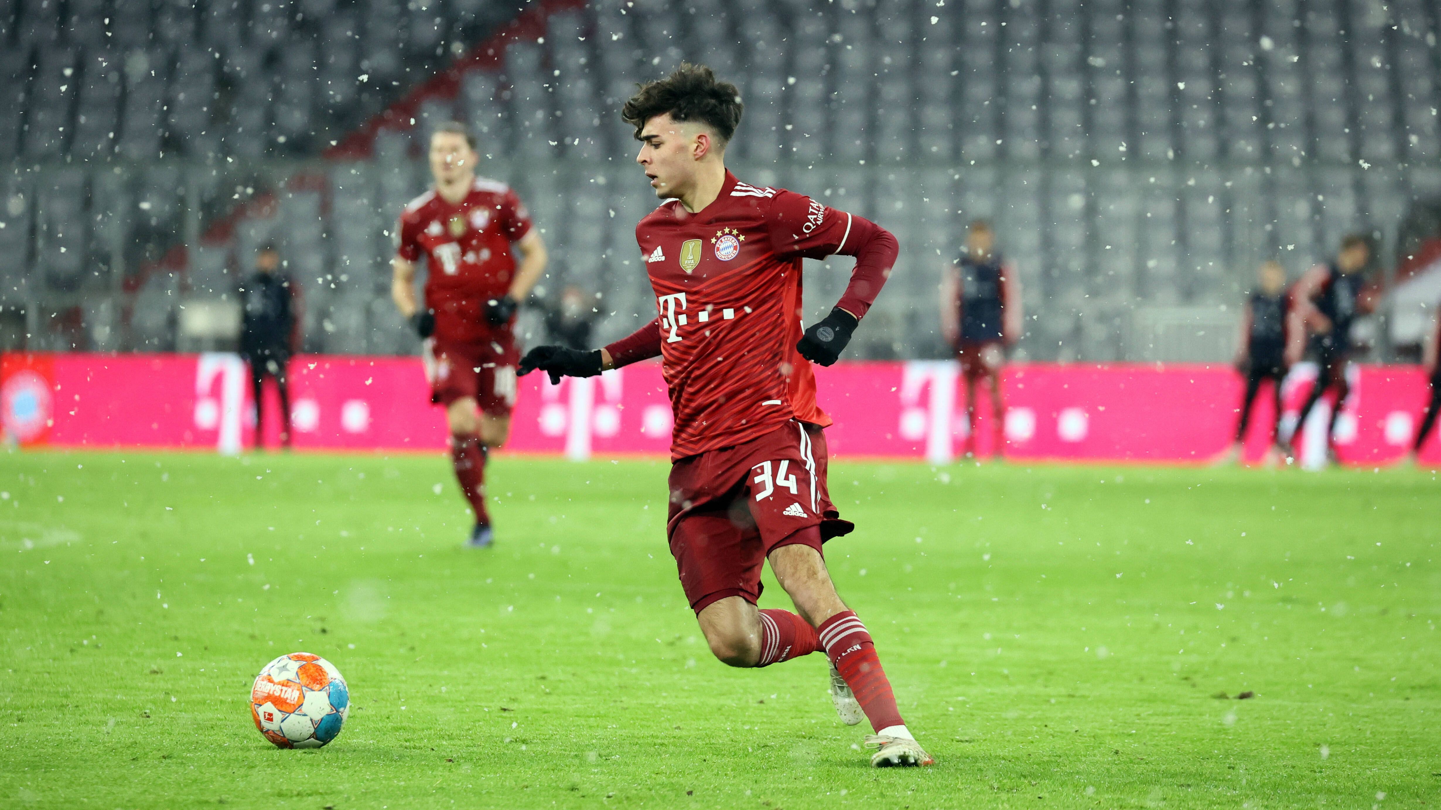 
                <strong>FC Bayern: Lucas Copado (18 Jahre)</strong><br>
                Aufgrund der Corona-Probleme der Münchner kam auch Lucas Copado vor einigen Wochen zu seinem ersten Einsatz in der Bundesliga. Der Neffe von Hasan Salihamidzic durfte gegen Gladbach für 15 Minuten auf der linken Außenbahn ran, zu weiteren Spielminuten kam es noch nicht. Der U18-Nationalspieler fühlt sich im Sturmzentrum wohler und erzielte für die zweite Mannschaft in 13 Spielen drei Tore und legte fünf Treffer auf. Seine Anfänge machte er bei der Spielvereinigung Unterhaching, seit 2016 ist er in München.
              