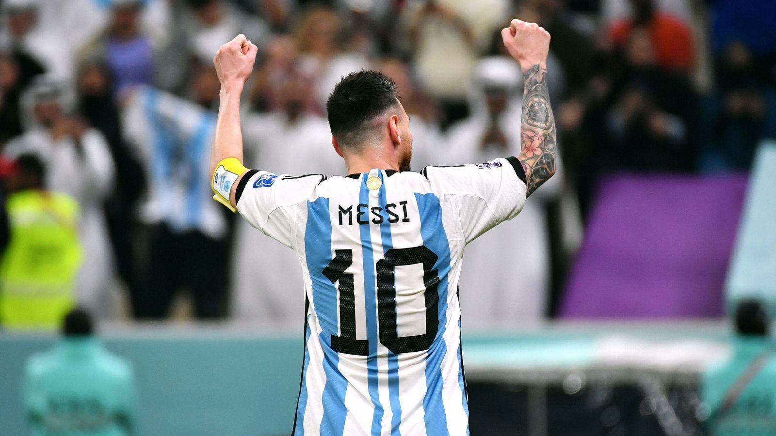 
                <strong>Am häufigsten Kapitän Argentiniens (geknackt, jetzt 19 Mal) </strong><br>
                Messi führte Argentinien im Finale in Katar zum insgesamt 19. Mal als Kapitän bei Weltmeisterschaften auf das Feld. Damit überholt er im landesinternen Rennen die Legende Diego Maradona (16 mal Kapitän) und Javier Mascherano (12 mal Kapitän). Vor dem Turnier in Katar war Messi bei zwölf WM-Spielen Spielführer Argentiniens, nach drei Gruppenspielen, sowie dem Achtel-, Viertel-, Halbfinale und Finale hat sich Messi auch diesen individuellen Rekord gesichert.
              