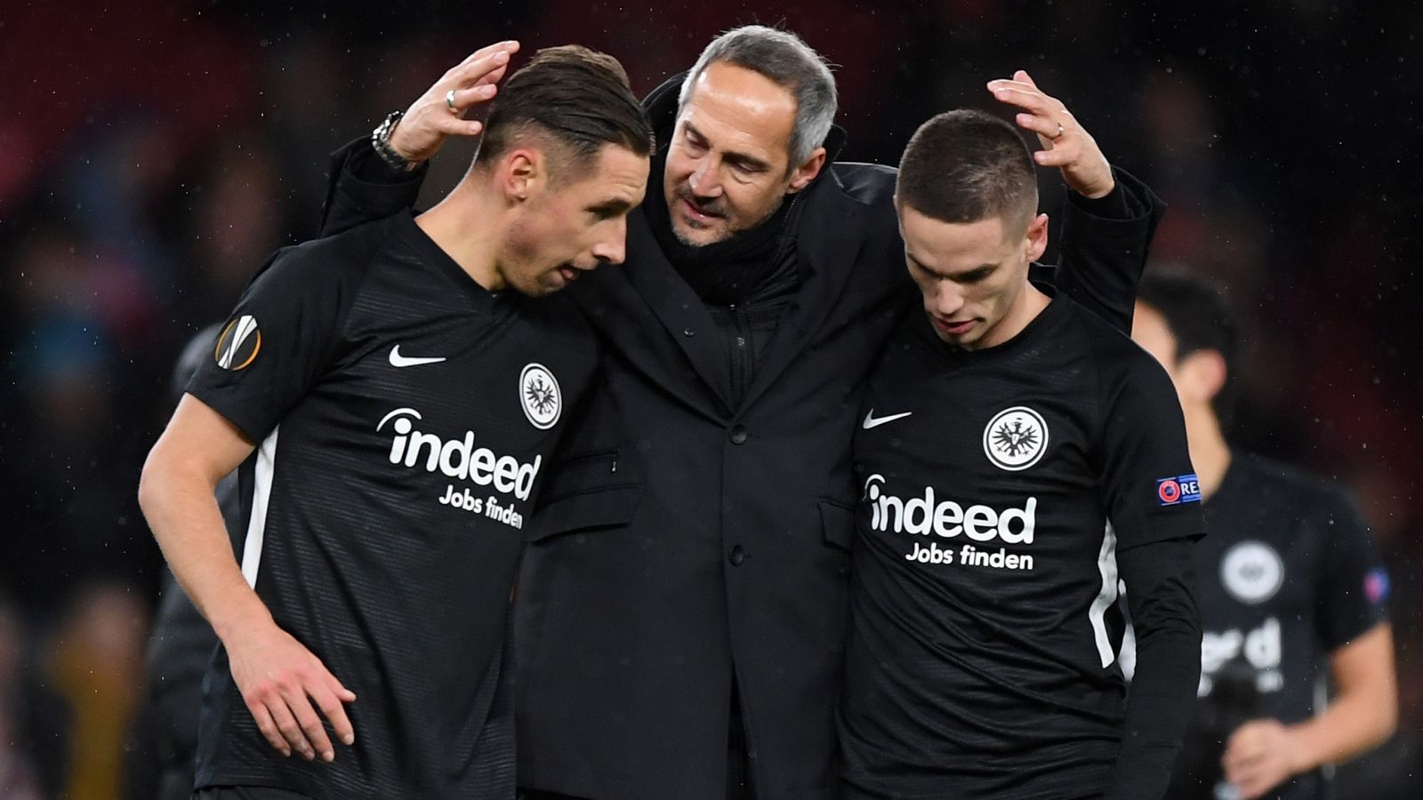 
                <strong>Eintracht Frankfurt</strong><br>
                Die Adler trieben in den vergangenen Jahren regelrecht auf einer Welle des Erfolgs - DFB-Pokalsieg, Europa-League-Halbfinale und Top-Platzierungen in der Bundesliga. Ungeachtet der Erfolge drücken den eingetragenen Verein auch eine Menge Schulden. Die Verpflichtungen der Hessen beliefen sich im Januar 2019 auf rund 13 Millionen Euro, alleine neun Millionen müssen an Kreditinstitute zurückgezahlt werden. 
              