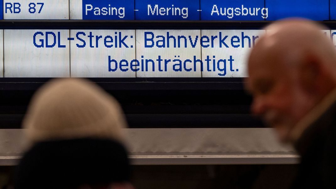 Wenn Züge oder Busse in Deutschland stillstehen, dürfen Arbeitnehmer:innen oder Schüler:innen noch lange nicht zu Hause bleiben.