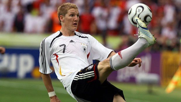 
                <strong>Sommermärchen 2006</strong><br>
                Die WM 2006 löste eine neuen Boom in Deutschland aus. Schweinsteiger und Co. begeisterten die Fans vor allem mit dem Viertelfinal-Sieg nach Elfmeterschießen gegen Argentinien. Im Halbfinale war gegen den späteren Weltmeister Italien Endstation. 
              