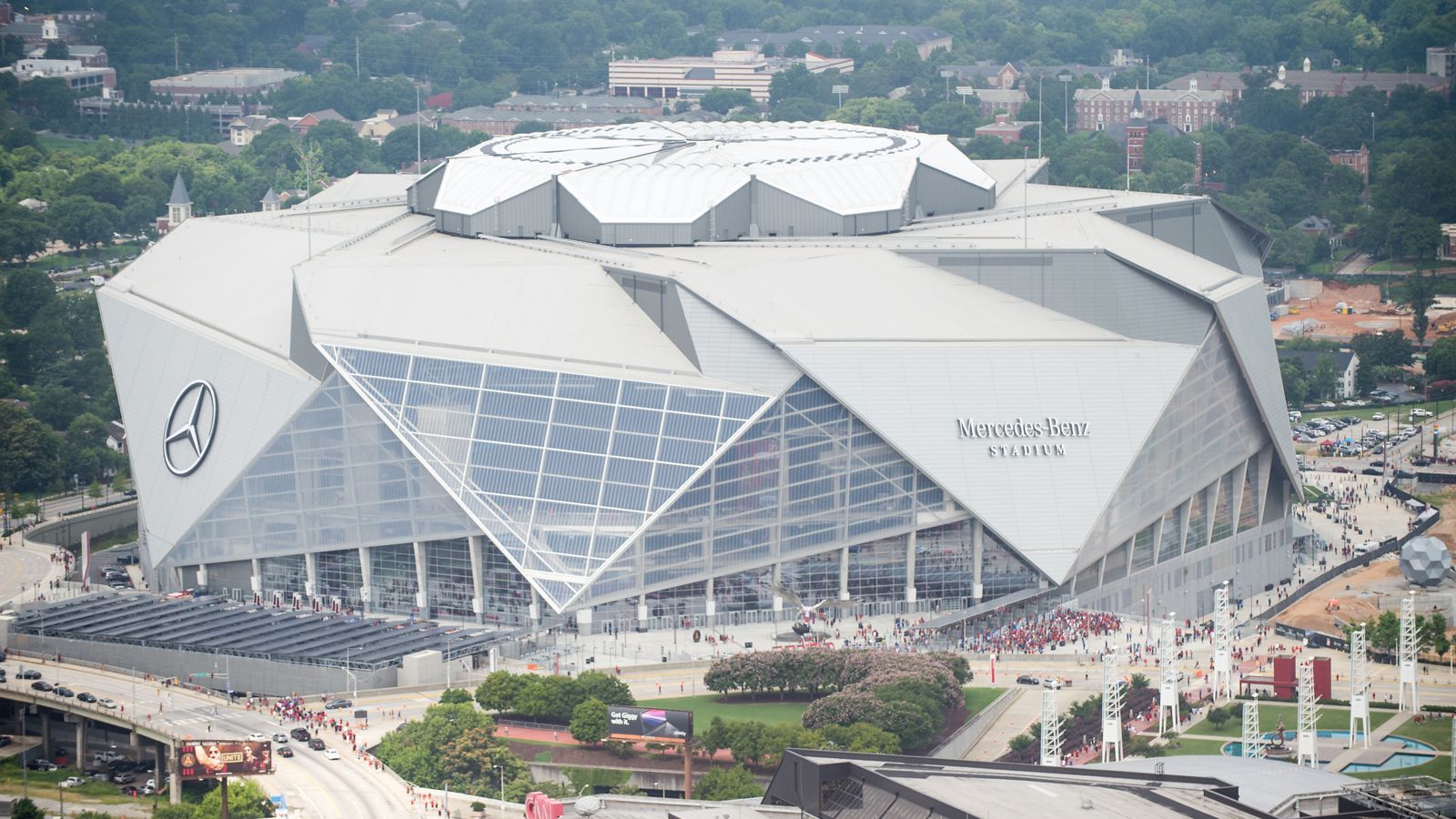 <strong>Mercedes-Benz Stadium (Atlanta, Georgia) - Kapazität: 71.000</strong><br>Hier wird am 10. Juni 2024 das Eröffnungsspiel stattfinden. Normalerweise sind die Atlanta Falcons hier heimisch.