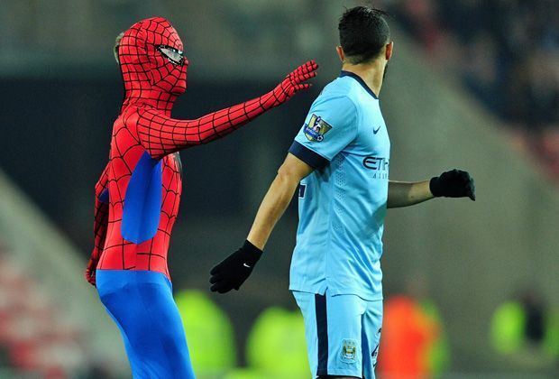 
                <strong>Sunderland vs. ManCity: Spiderman als Flitzer</strong><br>
                City-Spieler Gael Clichy hat allerdings deutlich weniger Spaß an der Performance des Flitzers
              