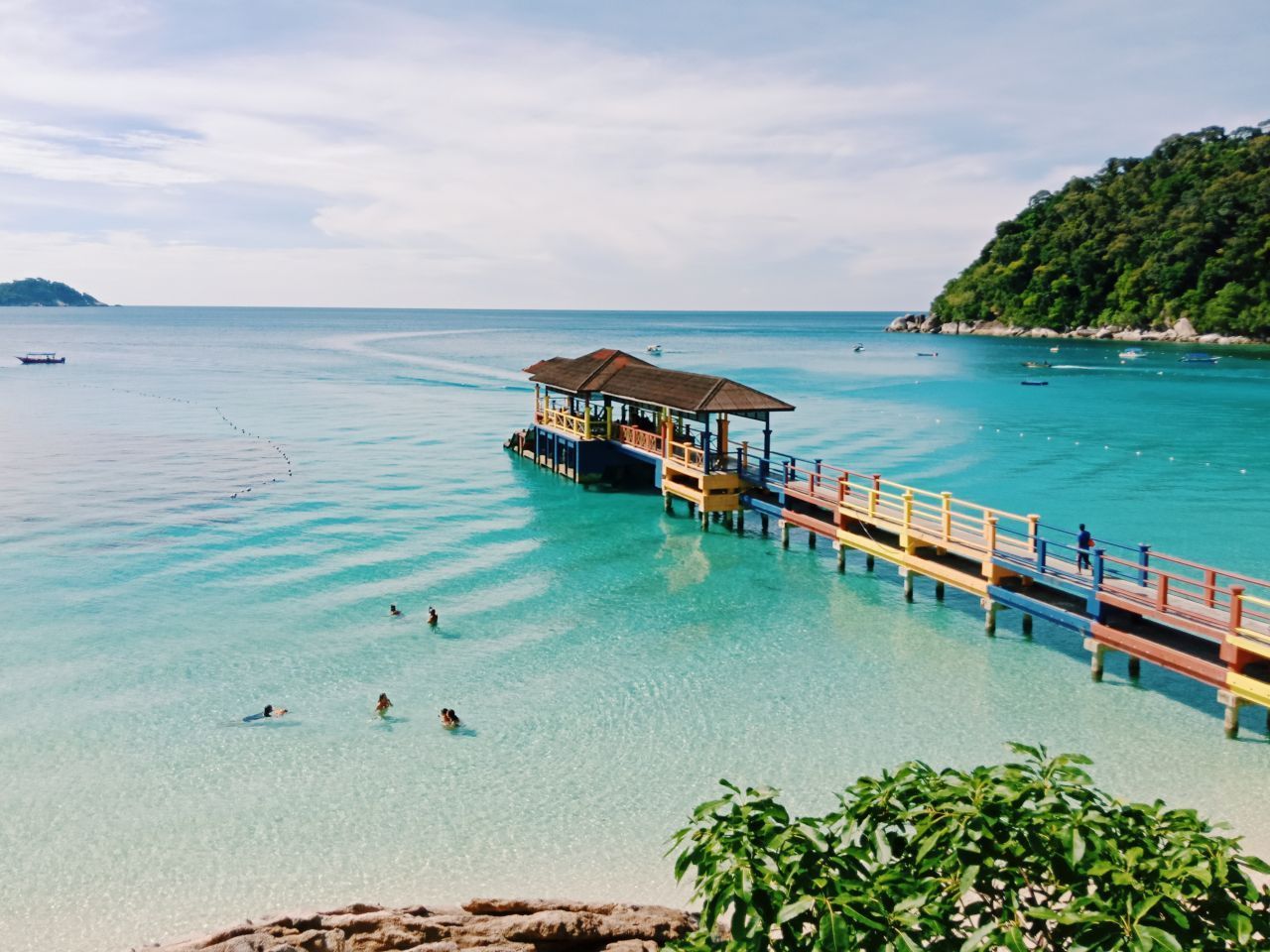 Perhentian-Inseln: Sie liegen vor der Ostküste der Malaiischen Halbinsel - von grünem Dschungel bedeckt und weißen Sandstränden umrundet. Bei Backpackern ist die kleinere der beiden Haupt-Inseln (Perhentian Kecil) beliebt, wo in den Bars am Long Beach wild gefeiert wird. Beim Schnorcheln und Tauchen kann man Papagei-Fische, Meeresschildkröten und Haie sehen. Da es auf den Inseln keine Straßen gibt, findet man hier weder Autos