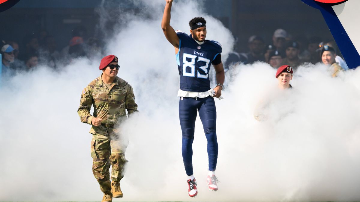 NFL, American Football Herren, USA Minnesota Vikings at Tennessee Titans Nov 17, 2024; Nashville, Tennessee, USA; Tennessee Titans wide receiver Tyler Boyd (83) takes the field against the Minnesot...
