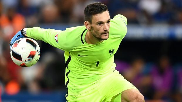 
                <strong>Hugo Lloris</strong><br>
                Hugo Lloris: Unterstützt das französische Power-Play der Anfangsphase durch seine schnelle Spieleröffnung. Glänzt erstmals nach knapp 13 Minuten mit einer Parade gegen Can und ist auch in der 26. Minute zur Stelle, um einen Distanzschuss von Bastian Schweinsteiger über das Tor zu lenken. Verhindert mit seiner letzten Glanztat des Abends in der Nachspielzeit das 1:2. ran-Note: 2
              