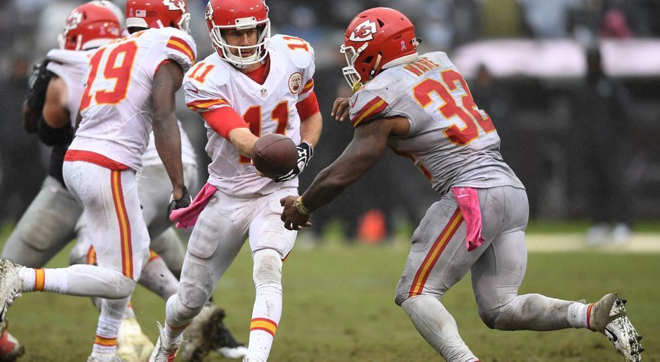 
                <strong>9. Kansas City Chiefs (3:2)</strong><br>
                Ausgeglichenheit ist Trumpf bei den Chiefs. Mit der Rückkehr von Jamaal Charles ist Kansas Citys Running-Back-Duo mit Spencer Ware noch schwerer auszurechnen. Dazu variiert der Pass-Angriff, neun verschiedene Anspielstationen suchte sich Quarterback Alex Smith gegen die Raiders. Und: Die Chiefs-Defense findet ebenfalls zur Konstanz zurück.
              