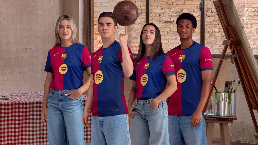 <strong>FC Barcelona (Heimtrikot)</strong><br>Back to the roots heißt es bei den Katalane! Zum 125-jährigen Bestehen des Vereins soll das neue Jersey dem allerersten Trikot ähneln. Daher der Verzicht auf mehrere "blaugrana" Streifen, stattdessen quasi eine 50/50-Aufteilung mit dem Wappen in der Mitte des Trikots. Gleiches hattte Barca bereits zum 100-jährigen Bestehen des Klubs gemacht anno 1999. Wir sagen: Absolut geil! Nur eine Sache stört: Das Spotify-Logo ...&nbsp;