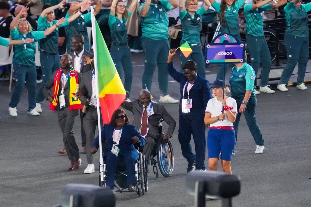 Mireille Nganga (Mitte) war Fahnenträgerin bei der Eröffnung der Paralympischen Spiele.