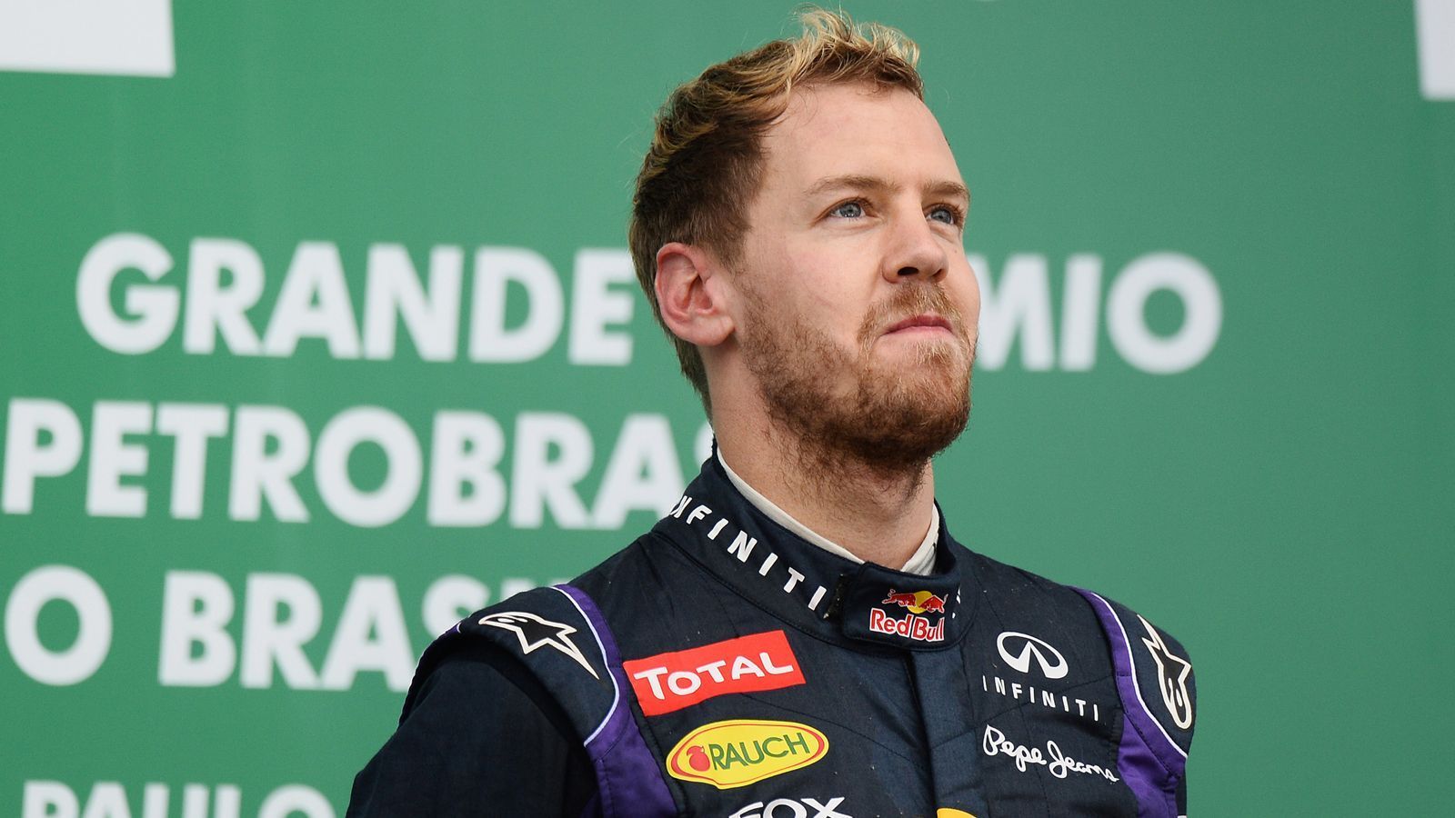 
                <strong>Lob vom Teamchef uns Stress mit dem Teamkollegen</strong><br>
                Seine Red-Bull-Bilanz: 38 Siege, 44 Pole Positions und vier WM-Titel. Vettel hatte den Rennstall aber nicht nur mit seinen Erfolgen erobert. "Er hat sich an die britische Kultur gewöhnt wie ein Fisch ans Schwimmen. Er hat diese besondere Fähigkeit, mit Menschen umzugehen und das Beste aus ihnen herauszuholen", sagte Teamchef Christian Horner. Auch ein Erfolgsrezept: sein unfassbarer Ehrgeiz. Der ging so weit, dass er 2013 mit der "Multi 21"-Affäre in Malaysia für einen Eklat sorgte, als er seinen Teamkollegen Mark Webber entgegen der Absprache überholte.
              