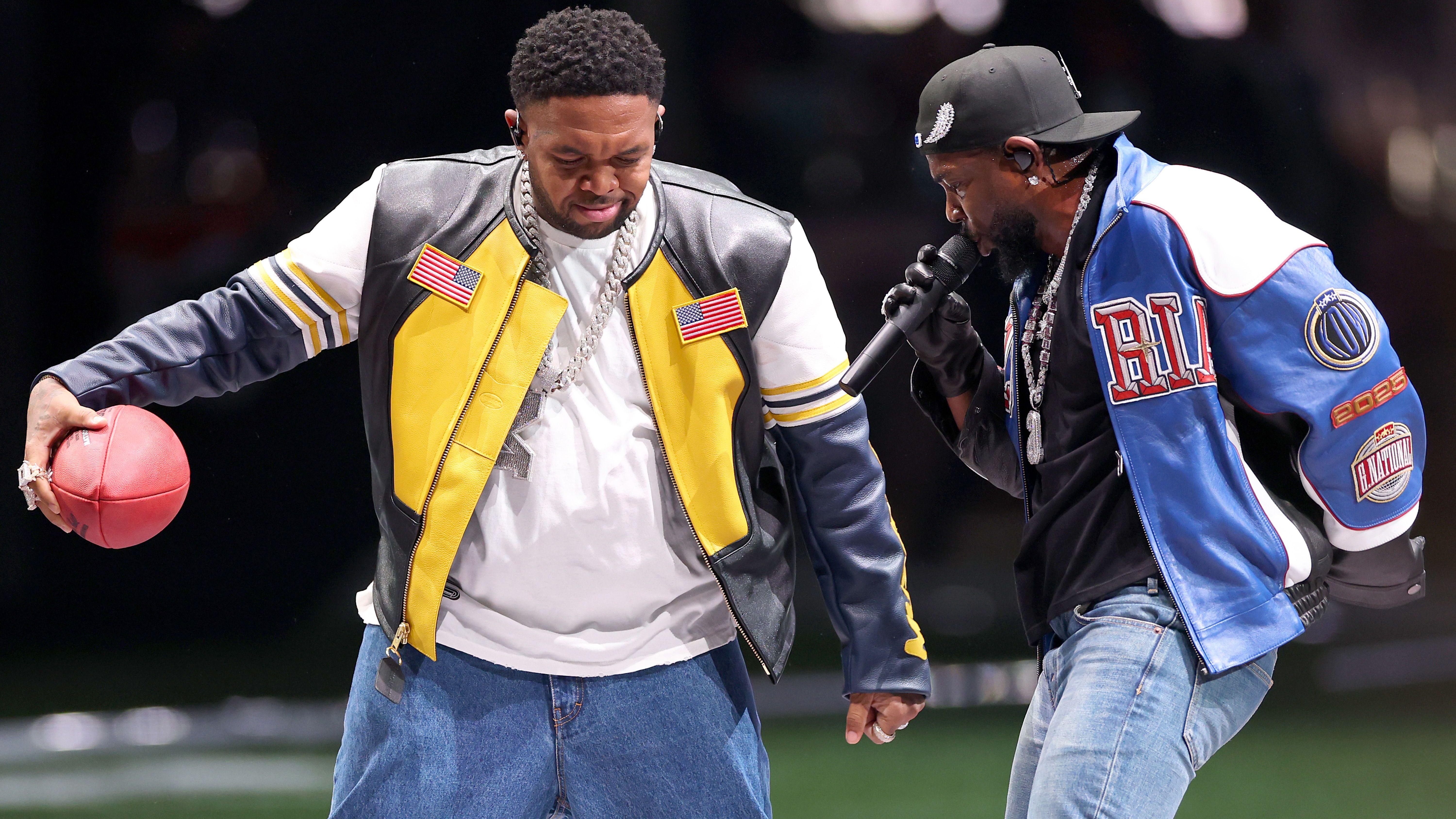 <strong>So lief die Halftime-Show mit Kendrick Lamar</strong><br>DJ Mustard (l.) betrat ebenfalls die Bühne, um mit Lamar den Song "Not Like Us" zu perfomen.