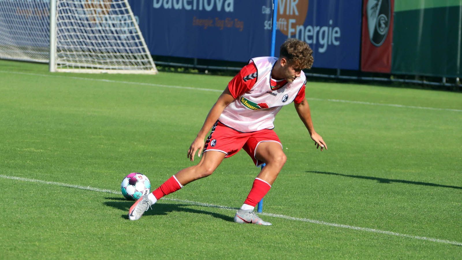 
                <strong>Verlierer - SC Freiburg</strong><br>
                Mit Alexander Schwolow (Hertha BSC), Luca Waldschmidt (Benfica Lissabon, Bild) und Robin Koch (Leeds United) verloren die Badener viel Klasse in ihrem Team. Zwar spülten die Abgänge auch eine Menge Geld in die Kassen, doch die Neuverpflichtungen Guus Til (Leihe) und Baptiste Santamaria (Angers) müssen erst noch ihre Bundesliga-Tauglichkeit nachweisen. Großer Vorteil der Freiburger ist die Ruhe im Klub. Selbst wenn die Neuzugänge die Abgänge nicht komplett ersetzen können, wird keine Panik ausbrechen. In der Bundesliga inzwischen eine Seltenheit.
              