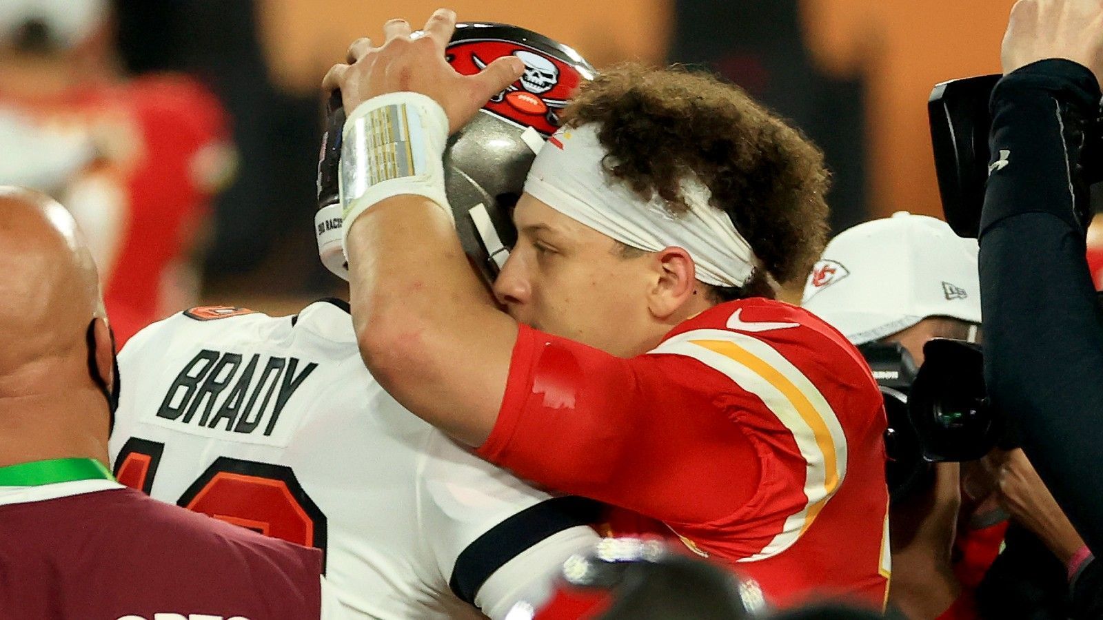 
                <strong>Mahomes immer nur gegen Brady hoch in Rückstand</strong><br>
                Zudem war es erst das dritte Spiel in der Karriere von Mahomes, in dem die Chiefs zur Halbzeit mit mehr als 14 Punkten zurücklagen. Die beiden vorherigen Spiele waren übrigens beide im Jahr 2018: Einmal in Woche sechs gegen Brady und die Patriots, zum anderen im Championship Game der AFC ebenfalls gegen Tom Brady und die Pats. Alle drei Spiele gingen am Ende verloren.
              