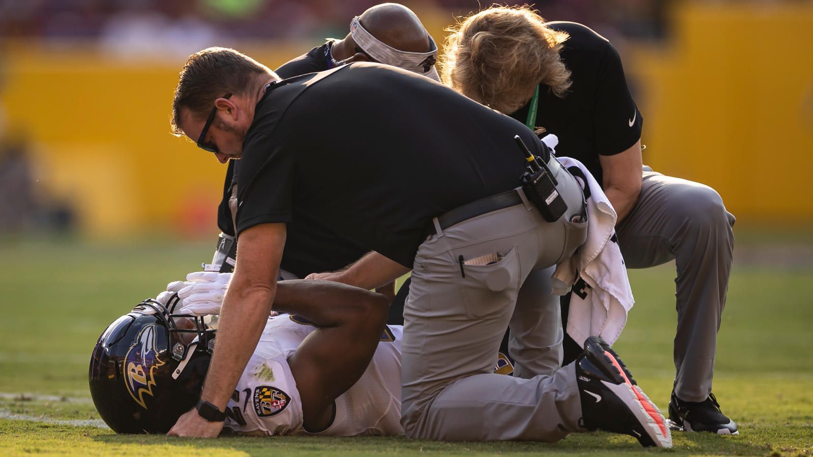 
                <strong>Dobbins verpasst die ganze Saison</strong><br>
                Das Drama beginnt im letzten Preseason-Spiel gegen das Washington Football Team, Dobbins verdreht sich bei einem Tackle das Knie, die schlimmsten Befürchtungen werden 24 Stunden später bestätigt: Der Running Back reißt sich das Kreuzband und wird die gesamte Saison 2021 verpassen. Dobbins bleibt aber nicht der einzige Running Back, der sich eine schwere Knieverletzung zuzieht ...
              