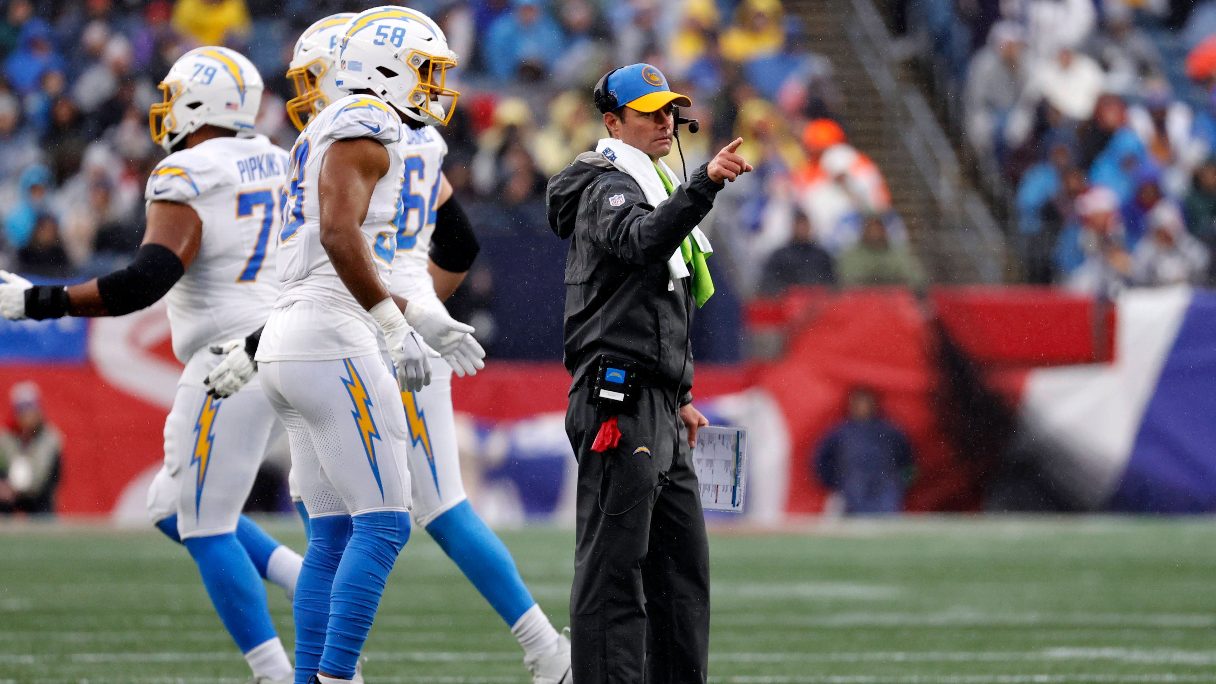 <strong>Verlierer: Los Angeles Chargers</strong><br>Die nächste Saison zum Vergessen für die Chargers. Fünf Siege bei zwölf Pleiten, letzter Platz in der AFC West. An dem viel kritisierten Head Coach Brandon Staley hielt die Franchise extrem lange fest - zum Unverständnis der meisten Fans. Dazu beendete ein gebrochener Zeigefinger die Saison von Spielmacher Justin Herbert vorzeitig. Immer wieder hofft das talentierte Team auf den Erfolg. Bisher vergebens.