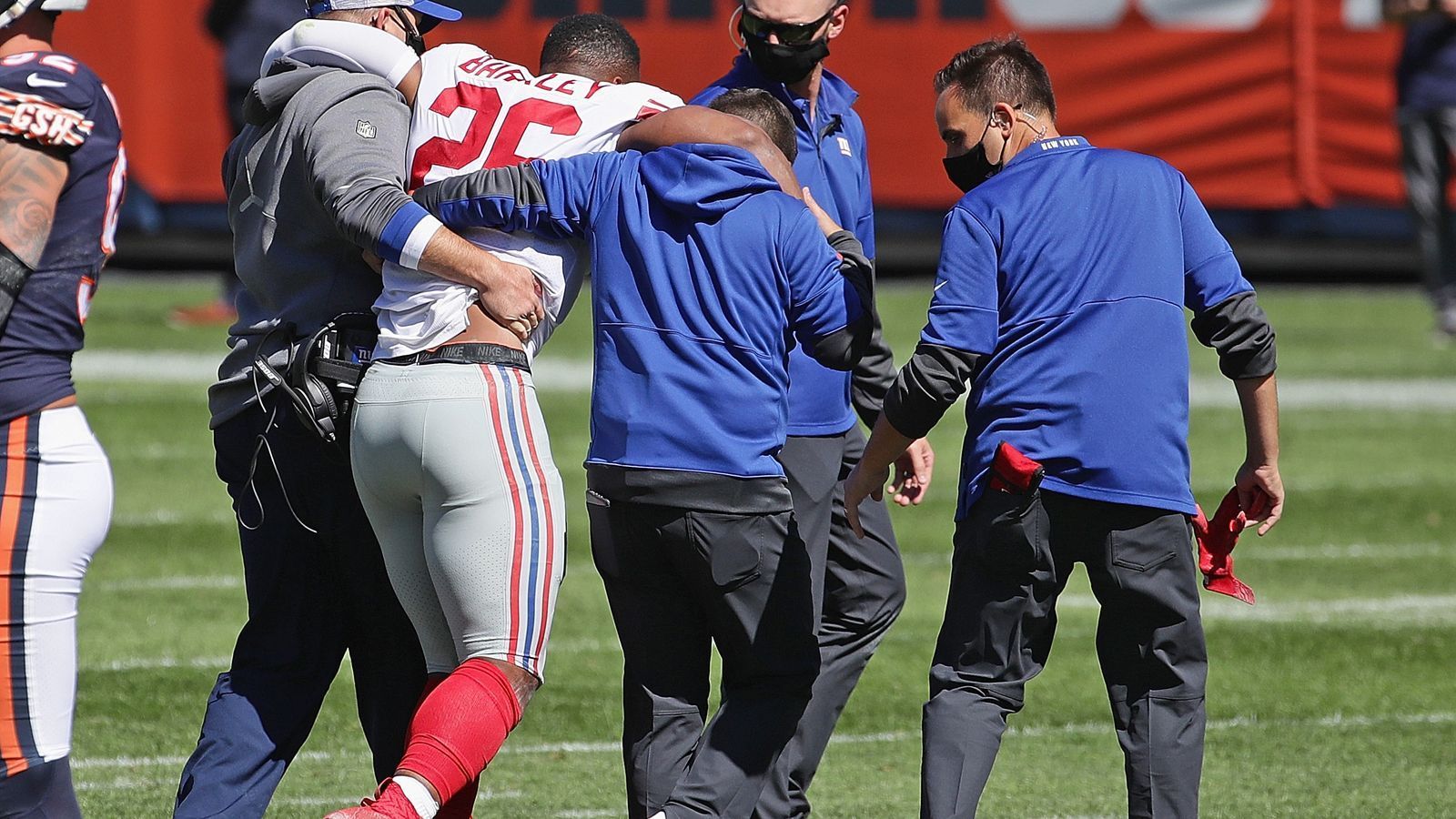 
                <strong>New York Giants zum Saisonstart bereits am Ende</strong><br>
                Als sich Saquon Barkley im zweiten Saisonspiel gegen die Chicago Bears das Kreuzband riss, schien die Saison der New York Giants zu Ende zu sein. Und auch die Klub-Verantwortlichen hatten einen Haken hinter die Spielzeit 2020 gemacht, als sie zur Trade-Deadline Markus Golden zu den Arizona Cardinals schickten. So schien es. Doch der Umbruch bei den Big Blue läuft immer besser. Nach vier Siegen am Stück führt der Champion der Saisons 2007 und 2011 die NFC East an - und das mit vermeintlichen "No Names". Aber wer steckt hinter dem plötzlichen Erfolg der New York Football Giants?
              
