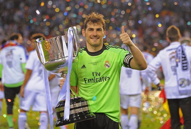 
                <strong>Copa-del-Rey-Finale 2013/2014</strong><br>
                Für den Kapitän Iker Casillas war es der zweite Pokalgewinn seiner Karriere. Nach dem Erfolg im Jahr 2011 darf der spanische Nationaltorwart auch in diesem Jahr den Copa del Rey in den Himmel strecken.
              