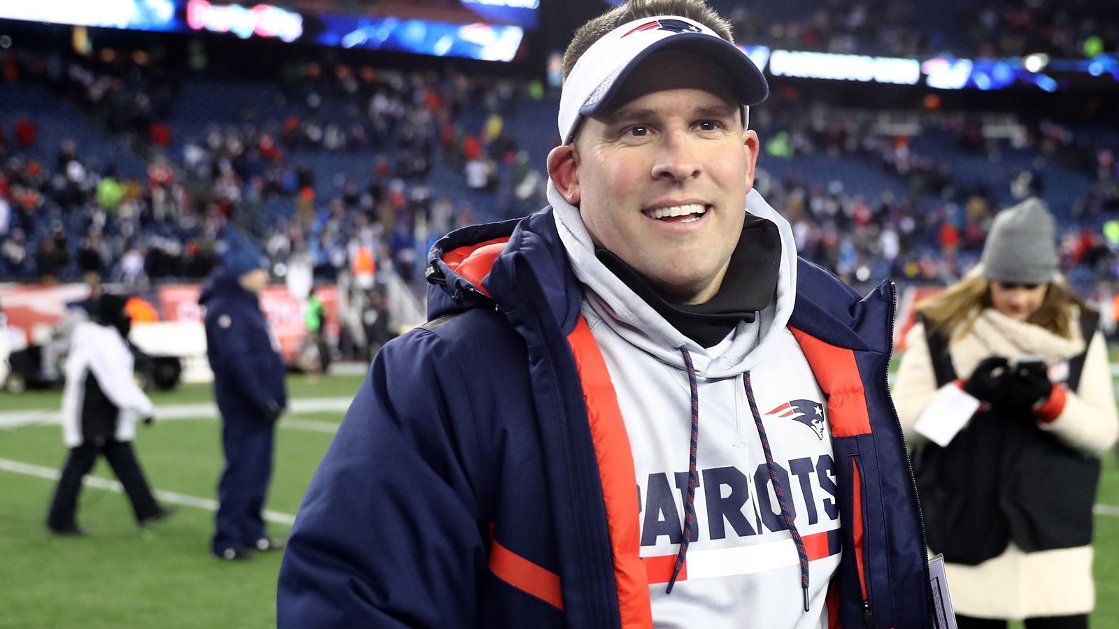 
                <strong>2018: Josh McDaniels und sein Korb für die Colts</strong><br>
                Das jüngste Scharmützel der beiden Teams spielte sich abseits des Football-Felds ab: Eigentlich waren sich die Colts und Josh McDaniels (Foto), Offensive Coordinator der Patriots, im Februar schon einig, dass McDaniels neuer Head Coach in Indianapolis wird. Selbst McDaniels' Berater verkündete schon: "Er geht nach Indy". Die Colts haben die Verpflichtung bereits via Twitter verkündet und seine Vorstellungs-Pressekonferenz anberaumt.
              