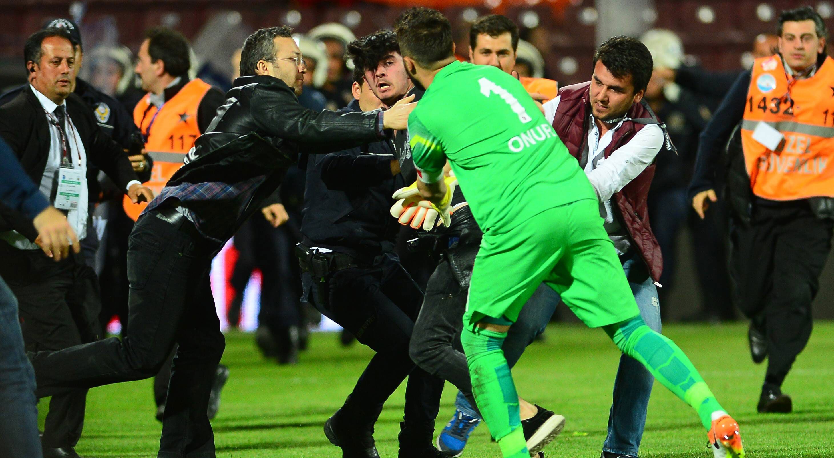 
                <strong>Trabzonspor gegen Fenerbahce</strong><br>
                ... und überwältigt ihn schließlich.
              