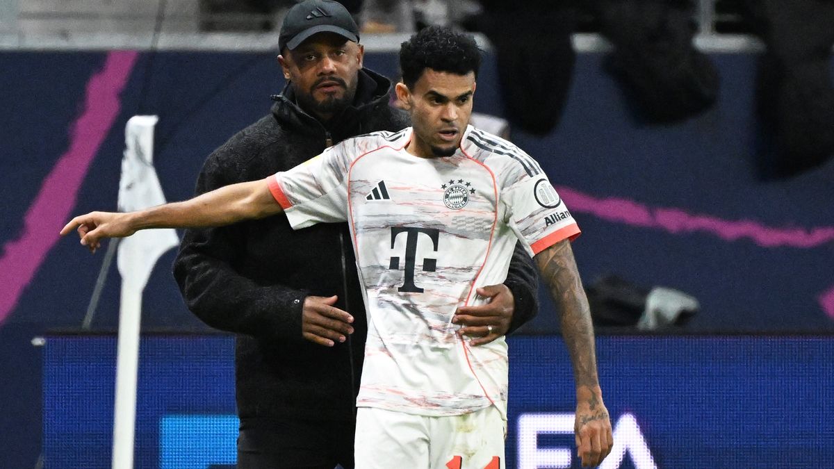 04.10.2025, xjhx, Fussball 1.Bundesliga, Eintracht Frankfurt - FC Bayern München v.l. Torjubel nach dem Tor zum celebrating the goal celebrate 03 durch Luis Diaz (FC Bayern Muenchen) mit Trainer he...