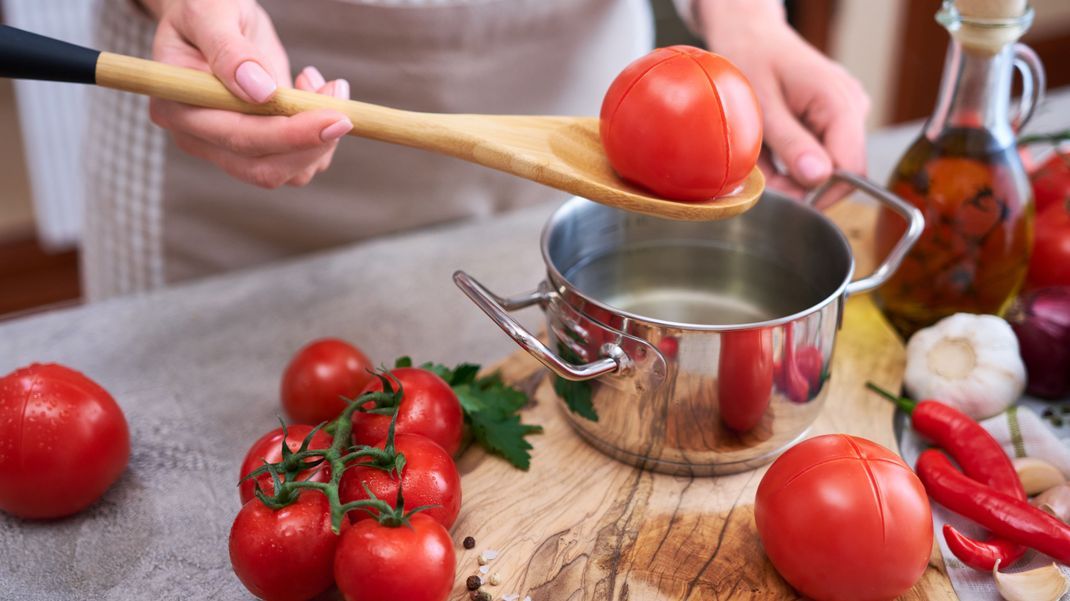 Blanchieren von Tomaten kann dabei helfen, das Gemüse schnell und einfach zu enthäuten. 