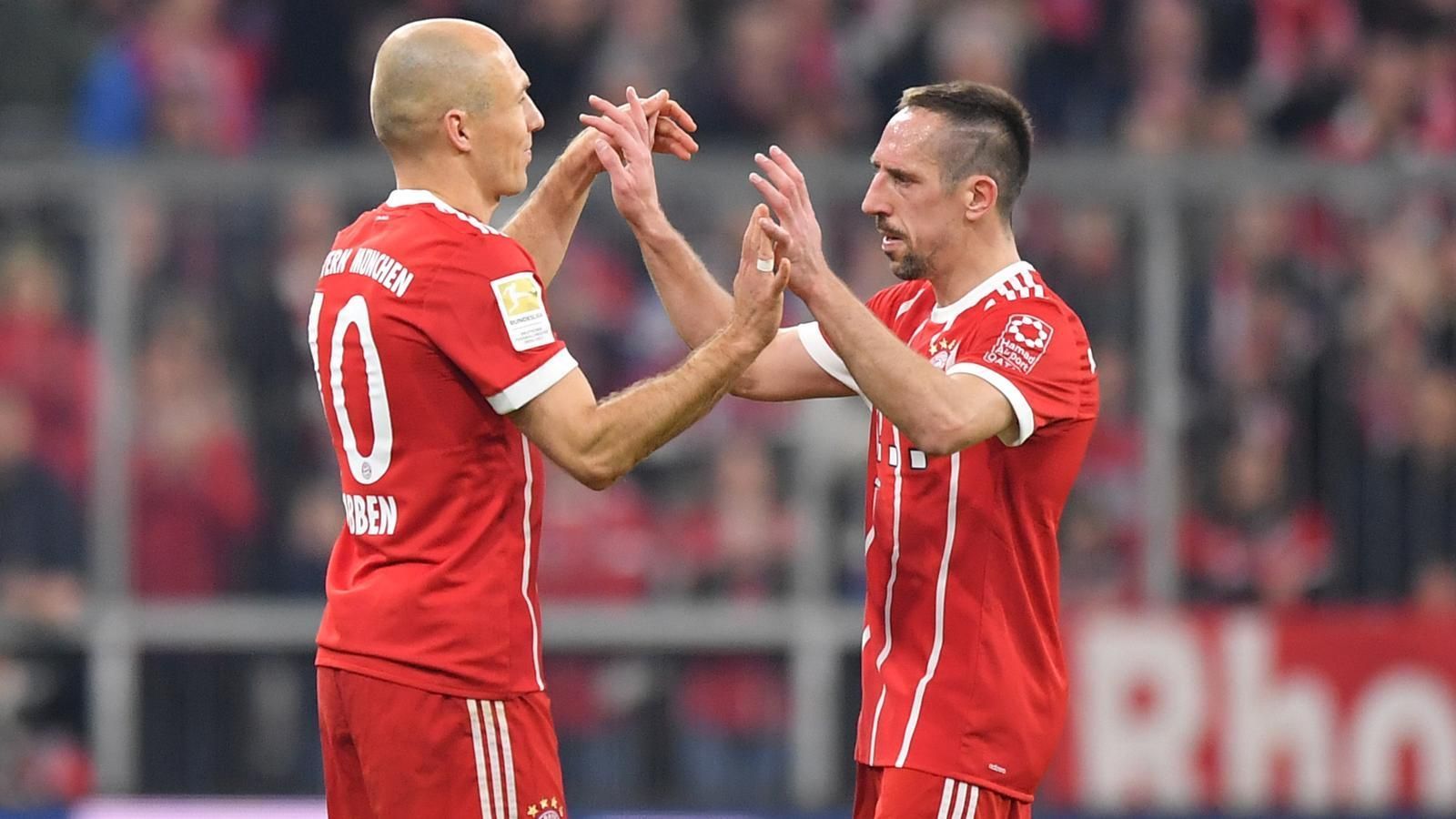 
                <strong>Bayerns angebliche Einkaufsliste</strong><br>
                Beim FC Bayern München laufen die Verträge der Altstars Franck Ribery (35 Jahre) und Arjen Robben (34 Jahre) zum Ende der Saison 2018/19 aus. Eine abermalige Vertragsverlängerung der in die Jahre gekommenen Flügelzange scheint diesmal relativ unwahrscheinlich. ran.de zeigt euch die möglichen "Robbery"-Nachfolger. (Quelle: Sport Bild, transfermarkt.de / Stand: 10. Oktober 2018)
              