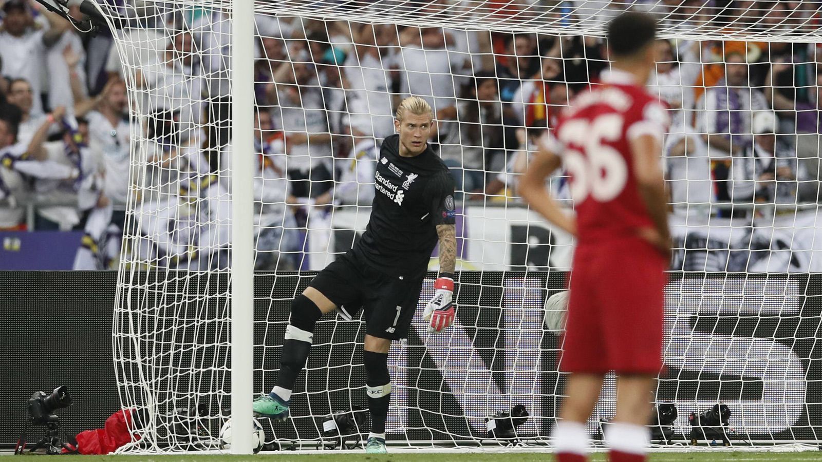 
                <strong>Loris Karius (FC Liverpool)</strong><br>
                Ganz egal, dass Karius Ronaldos Kopfball vor der Pause aus kürzester Distanz hält und Iscos Schuss aus sieben Metern pariert. Das 0:1 schenkt er Benzema mit einem Abwurf gegen dessen Fuß. Das 1:3 muss jeder Torwart dieser Welt halten. Unnötiger kann man dem Titelverteidiger den Sieg leider kaum servieren! ran-Note: 6
              