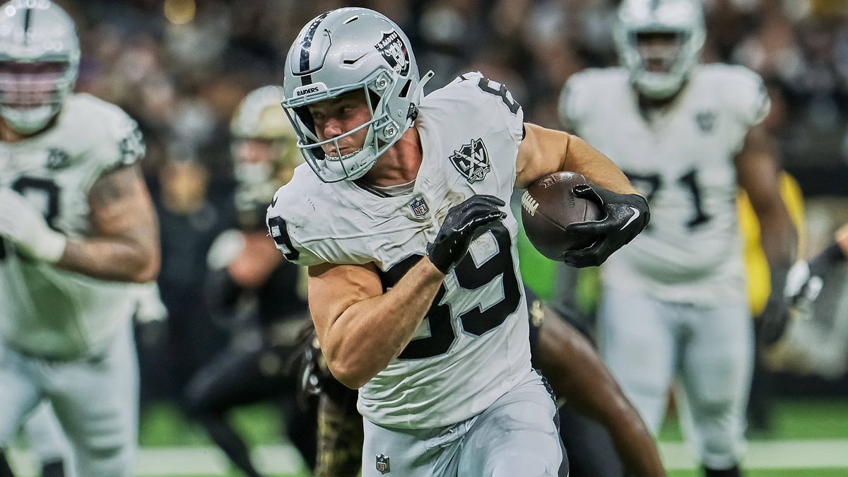 December 29, 2024, New Orleans, Louisiana, U.S: December 29, 2024, New Orleans, Louisiana, USA: Las Vegas Raiders tight end 89 BROCK BOWERS runs the ball against the New Orleans Saints during an NF...