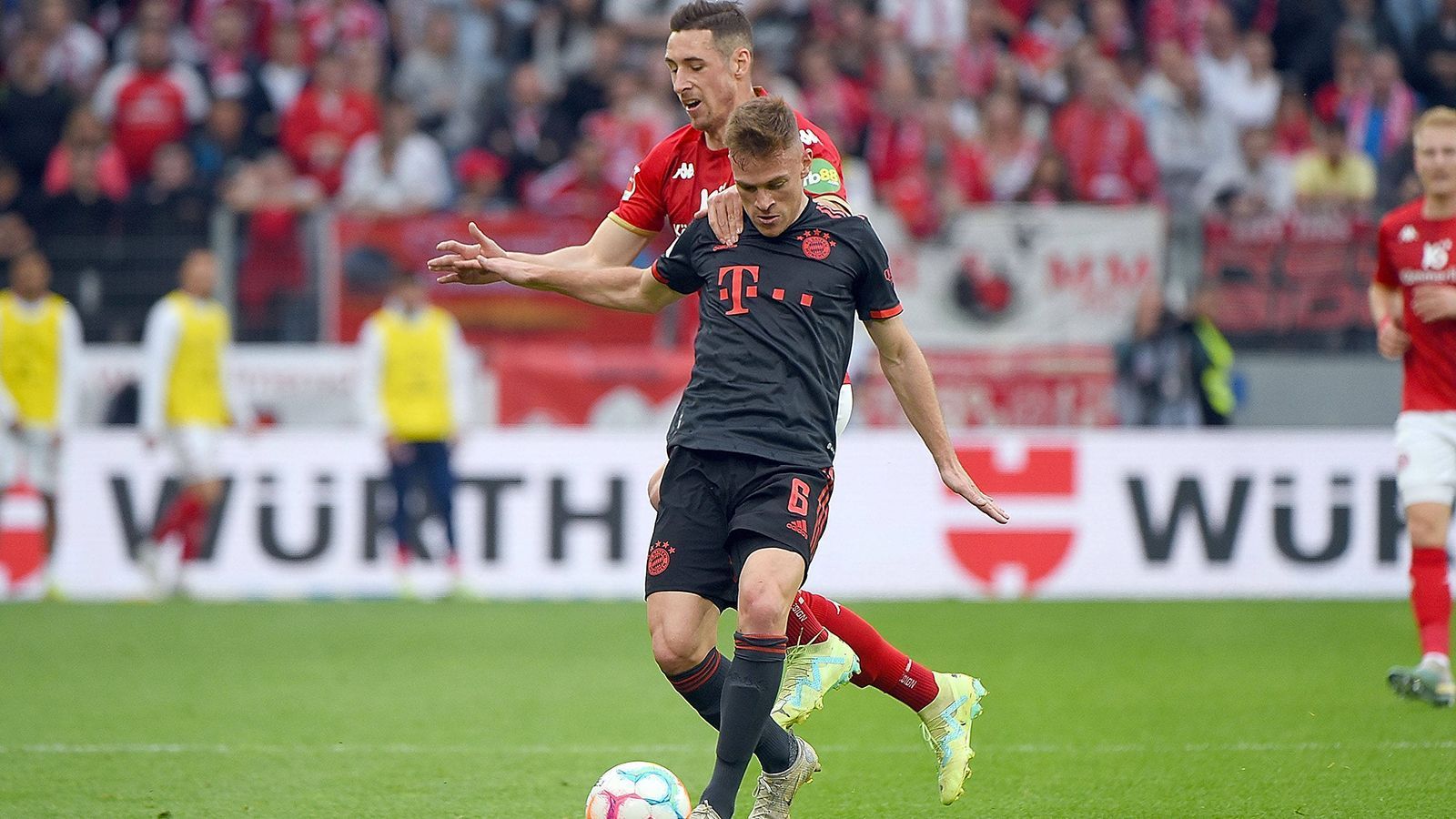 
                <strong>Joshua Kimmich </strong><br>
                Vor der Pause agiert Joshua Kimmich im defensiven Mittelfeld noch oftmals sehr strategisch und sicher, nach dem Seitenwechsel riskiert er in Zweikämpfen oft zu viel. Exemplarisch dafür ist sein Dribbling als letzter Mann in der 54. Minute gegen Barreiro, bei dem er den Ball beinahe verliert. Eine Viertelstunde vor dem Ende wird der Routinier direkt nach dem Gegentor zum 1:2 von Tuchel ausgewechselt. ran-Note: 4
              