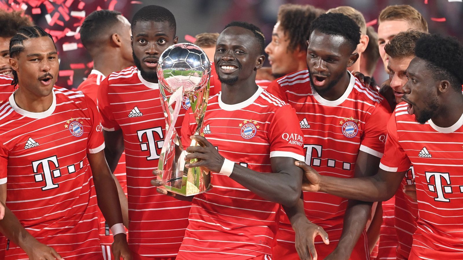 
                <strong>FC Bayern München</strong><br>
                Beim 5:3 über RB Leipzig im Supercup hat der FC Bayern München direkt ein Offensiv-Ausrufezeichen gesetzt und gezeigt, dass der Rekordmeister auch nach Robert Lewandowski im Vorwärtsgang Weltklasse ist. Neuzugang Sadio Mane setzte erste Glanzlichter, Youngster Jamal Musiala überragte. Der Abwehrchef in spe Matthijs de Ligt braucht dagegen noch Zeit, wie auch seine künftige Nebenleute. Auch die drei Gegentoren zeigten: Die Bayern haben vor allem noch Defensiv-Baustellen.
              