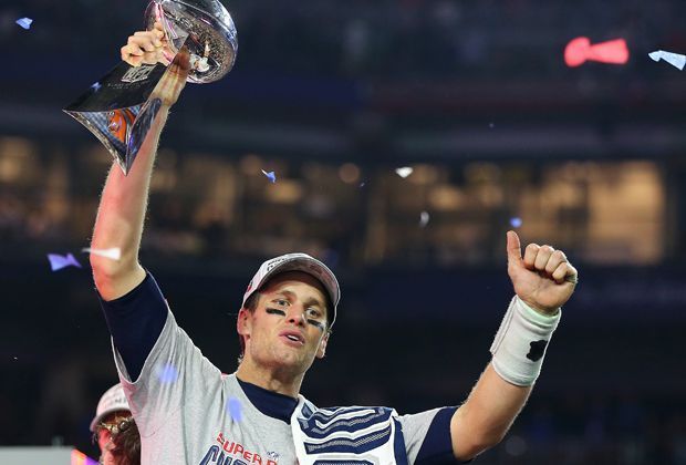 
                <strong>Platz 5: Tom Brady (New England Patriots)</strong><br>
                Brady nur auf der Fünf? Geht's noch? Der Quarterback, der sein Team zu vier Super Bowls geführt hat? Ja, sagt Brooks. Denn Brady fehlt voraussichtlich die ersten vier Spiele. Seine Zahlen dürften trotz allem noch herausragend sein.
              