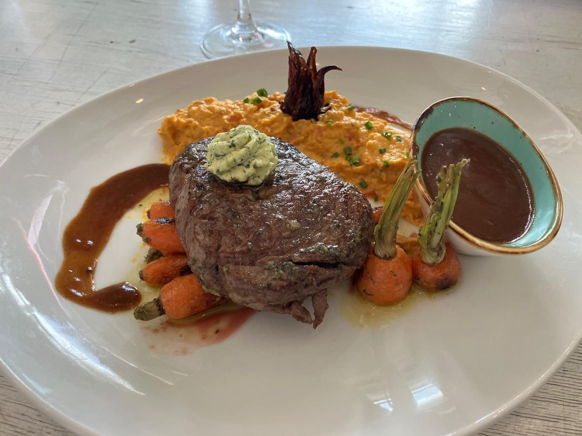 Rezept: Rinderfilet mit Jägersauce, Ofenkartoffel und Sour Creme