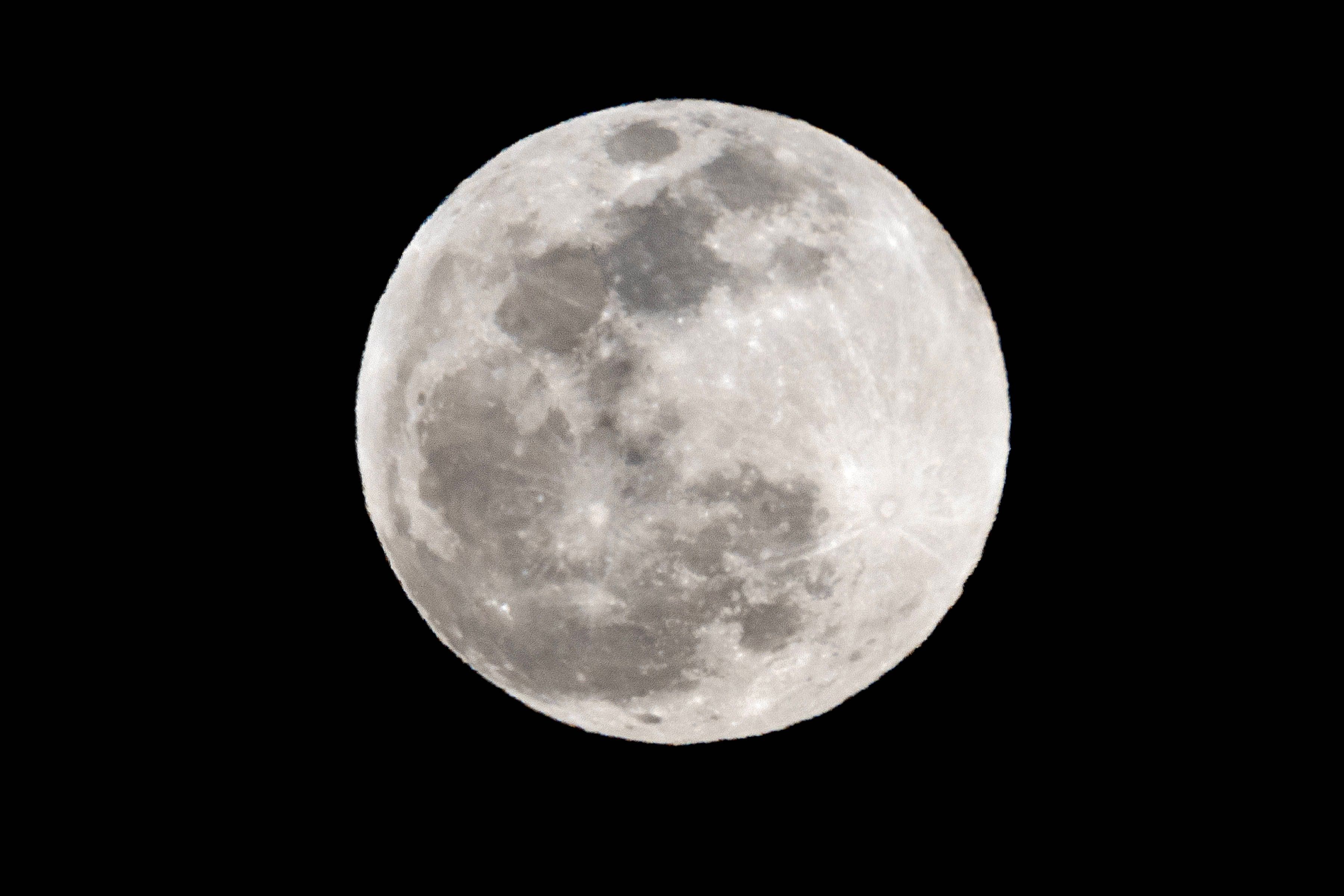 Vollmond im März 2024 über Los Angeles. Bei Vollmond befinden sich Sonne, Erde und Mond auf einer Linie. Dabei wird der Mond vollständig von der Sonne angestrahlt, sodass du ihn als kreisrunde Scheibe siehst.