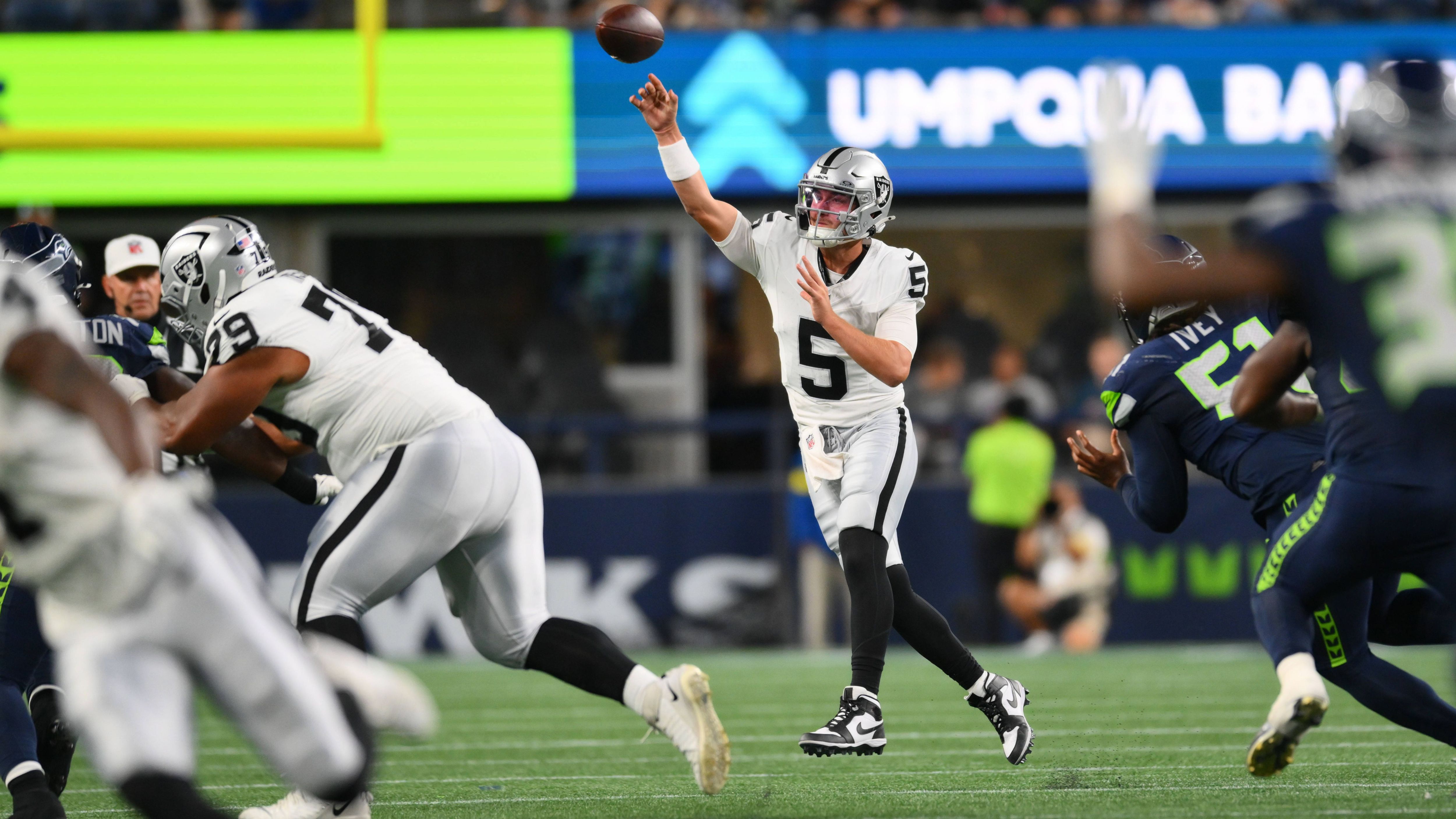 <strong>Cam Miller (Las Vegas Raiders)</strong><br>Der dritte Quarterback der Raiders überzeugte beim Tie gegen die Seahawks: 6/7 Pässe für 76 Yards und einen Touchdown, dazu ein Rush über 4 Yards.