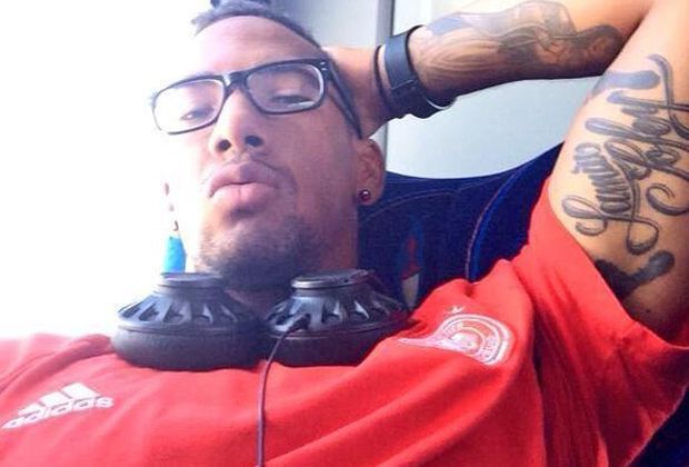 
                <strong>Ankunft</strong><br>
                Die Ruhe vor dem Sturm? Jerome Boateng ist noch ganz gechillt vor dem Halbfinale gegen Brasilien und twittert: "Arrived in #BeloHorizonte!"
              