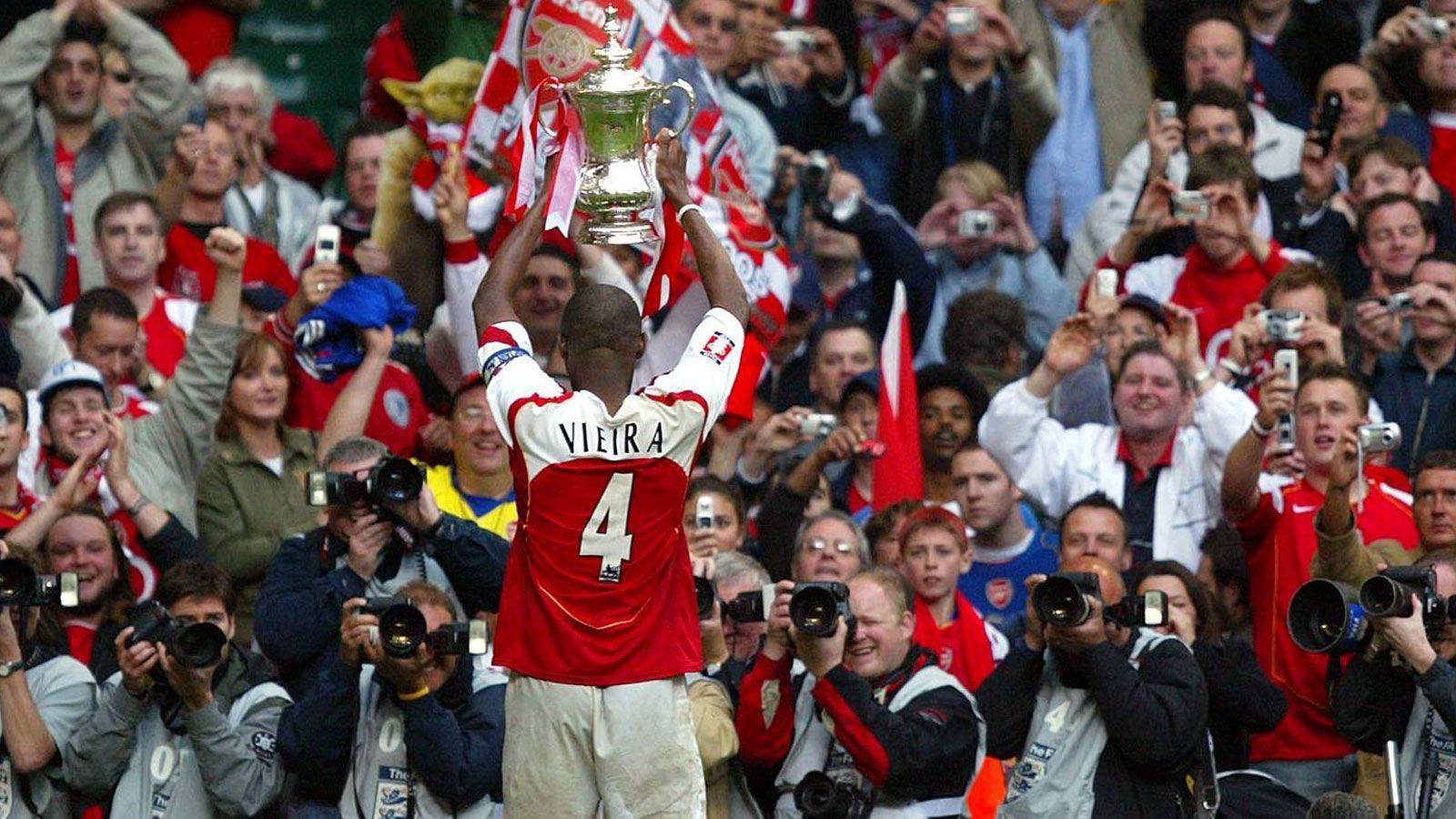 
                <strong>Patrick Vieira (Spieler)</strong><br>
                Vieira ist das Musterbeispiel eines modernen Sechsers. Viel Übersicht, Zweikampfstärke, tolle Technik und ganz viel Dynamik. So prägte er das Spiel des FC Arsenal über fast ein Jahrzehnt. Der Franzose wurde Welt- und Europameister, drei Mal Meister mit den Gunners und dann drei Mal italienischer Meister mit Inter.
              