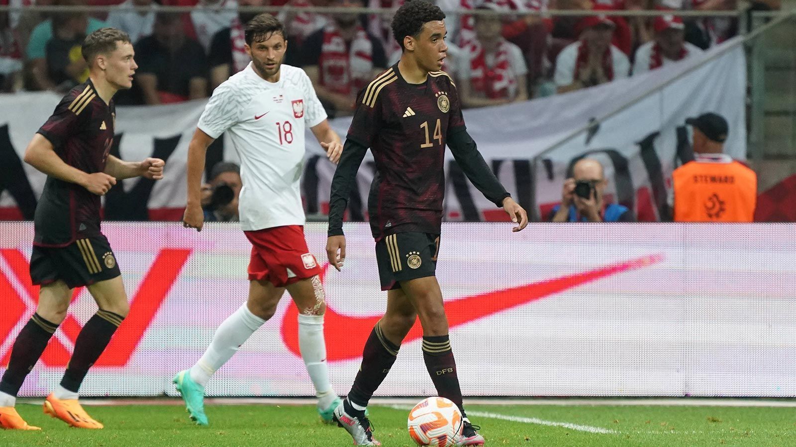 
                <strong>Jamal Musiala </strong><br>
                Das gerade mal 20 Jahre alte Bayern-Juwel gehörte bei der WM wie bei Bayern zu den wenigen Lichtblicken. Bringt schon jetzt alles mit, um seine Mitspieler glänzen zu lassen oder selbst ein Spiel zu entscheiden und wird mit zunehmender Rückendeckung noch besser werden. 
              