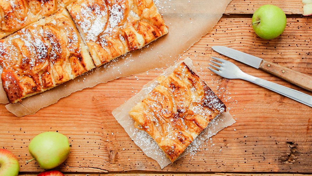 Kaffee oder Tee, ein paar liebe Menschen und diesen Apfelkuchen vom Blech - mehr braucht es für einen schönen Nachmittag im Herbst nicht. 