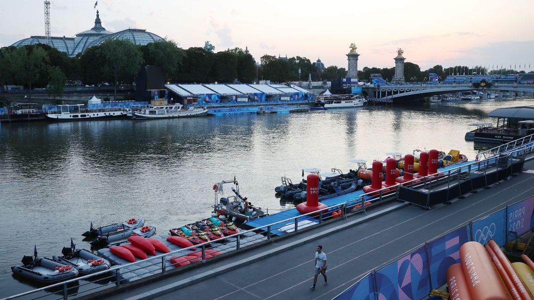 Das Wasser der Seine ist immer noch zu dreckig. Der Triathlon der Herren, der für Dienstag geplant war, wurde verschoben.