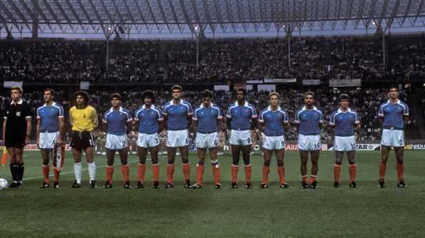 
                <strong>1988 Frankreich</strong><br>
                Frankreich - EM 1988: Titelverteidiger Frankreich fehlt bei der EURO in Deutschland. Das Team um Michel Platini, der 1987 zurücktrat, wird hinter der Sowjetunion und der DDR nur Gruppendritter. Zwei Jahre später findet die WM in Italien ebenfalls ohne Les Bleus mit Stars wie Eric Cantona und Jean-Pierre Papin statt.
              