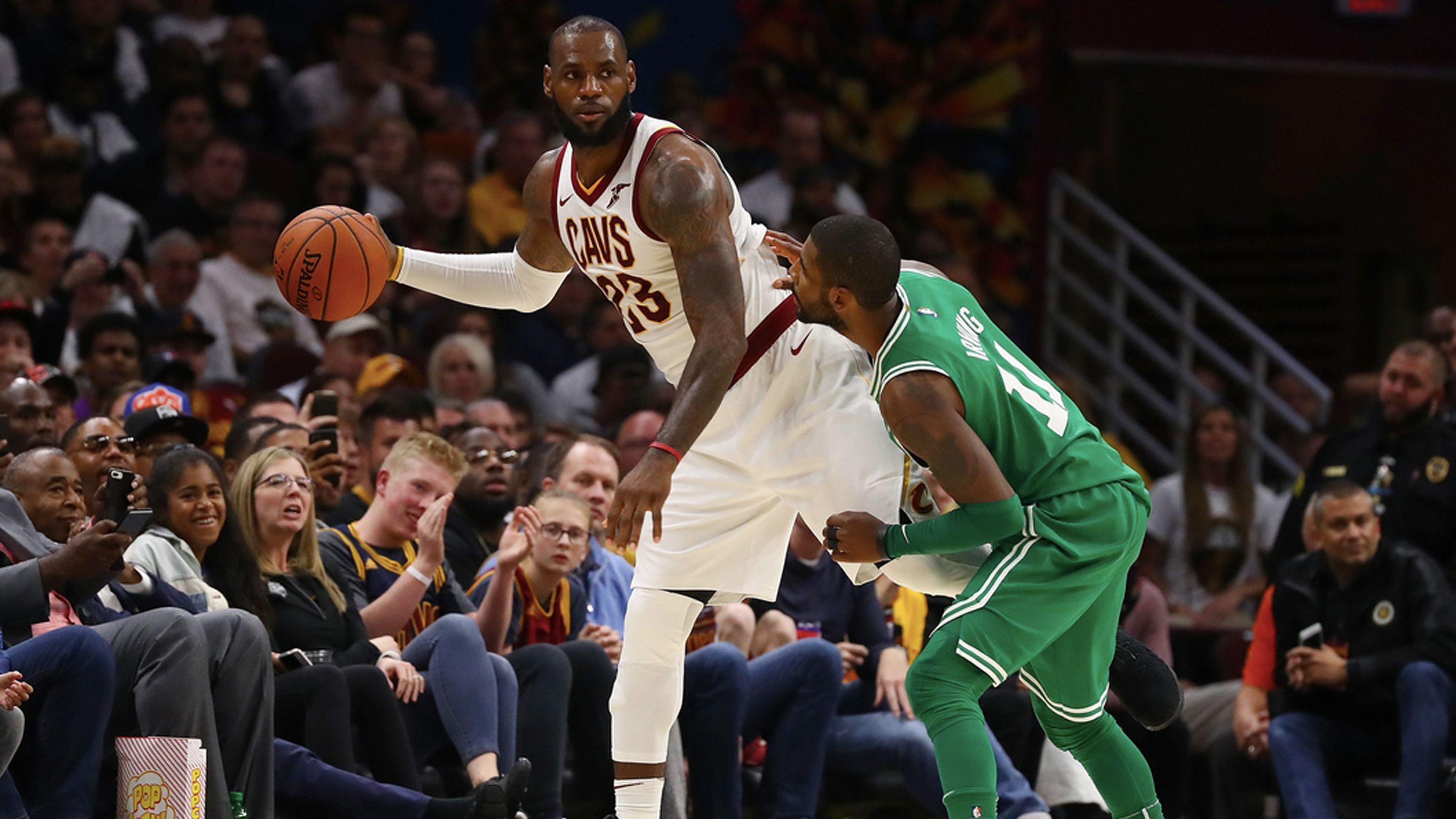 
                <strong>Kyrie Irving - Aus dem Schatten von LeBron James </strong><br>
                Spätestens nach dem NBA-Titel 2016 und der Olympischen Goldmedaille wurde Irving als internationaler Superstar angesehen. Bei den Cavs war er jedoch "nur" die Nummer 2 hinter LeBron James. Der Point Guard verlangte also einen Trade, dem schließlich stattgegeben wurde. Bei den Boston Celtics sollte Irving den jungen Kern um Jayson Tatum und Jaylen Brown an die Spitze des Ostens führen, ließ aber Zweifel an seinen Führungsqualitäten zu und schaffte es trotz individuell guter Leistungen nicht, Boston in die Finals zu bringen. 
              