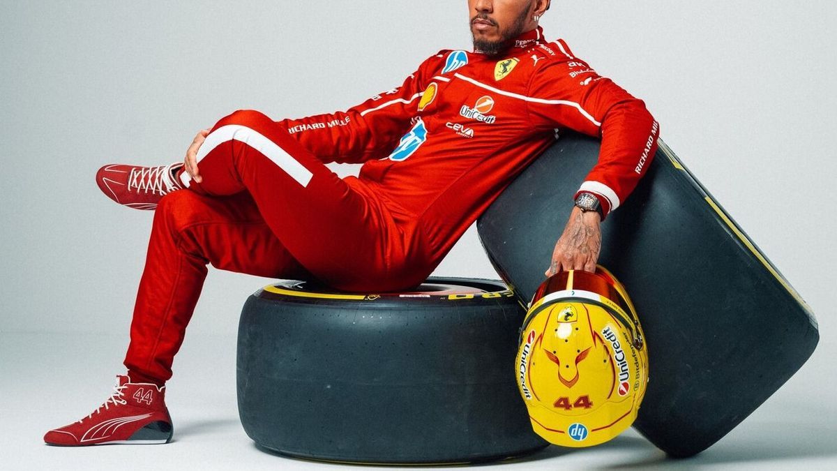 Gewohnt lässige Pose, aber ungewohnte Farbe: Lewis Hamilton in Ferrari-Rot