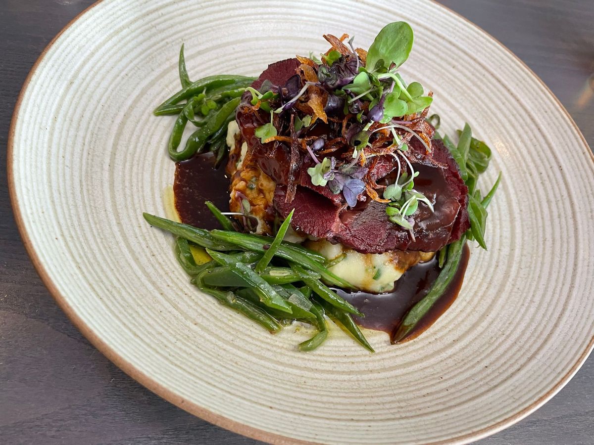 Rezept: Rinderfilet mit Jägersauce, Ofenkartoffel und Sour Creme