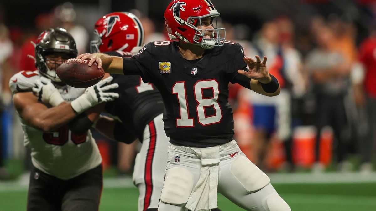 NFL, American Football Herren, USA Tampa Bay Buccaneers at Atlanta Falcons Oct 3, 2024; Atlanta, Georgia, USA; Atlanta Falcons quarterback Kirk Cousins (18) throws against the Tampa Bay Buccaneers ...